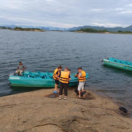 Gal Oya Lake View Inginiyagala Polwatta Buitenkant foto
