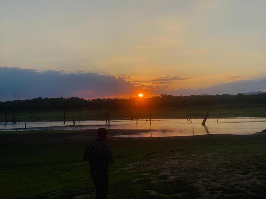Gal Oya Lake View Inginiyagala Polwatta Buitenkant foto